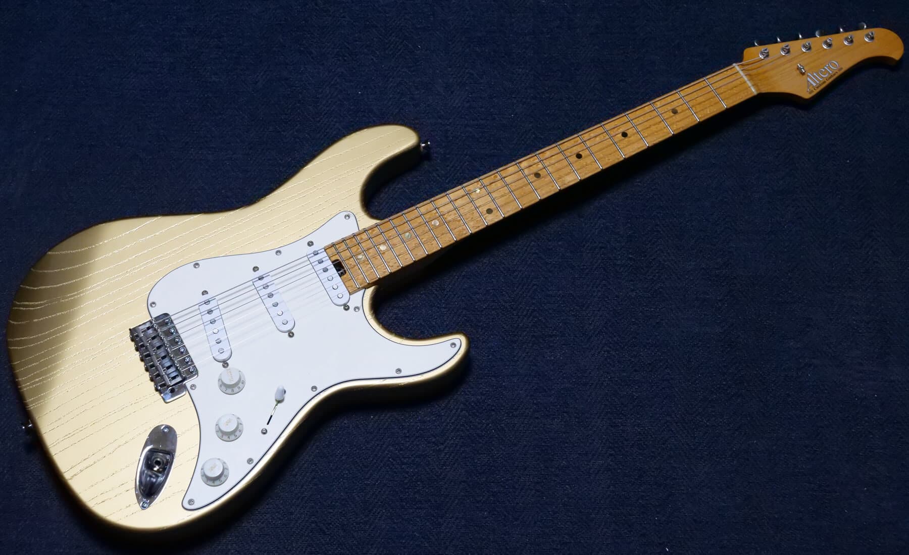 Altero Custom Guitars：Astra