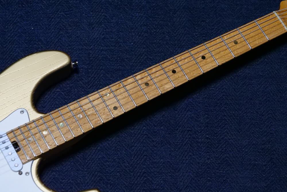 Astra：バーズアイメイプル指板